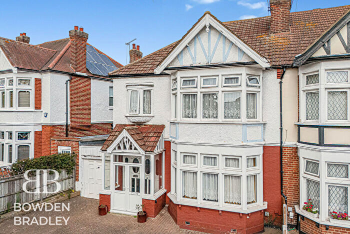 4 Bedroom Semi-Detached House For Sale In Cranbrook Road, Ilford, IG1