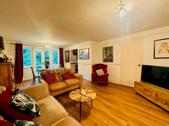 2 Bedroom Flat To Rent In Lower Henley Road, Caversham, RG4