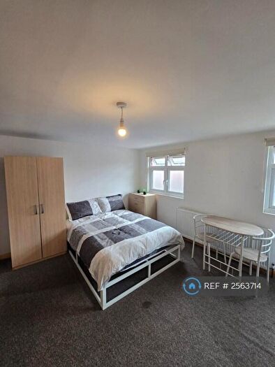 Studio To Rent In Berkshire Gardens, London, N13