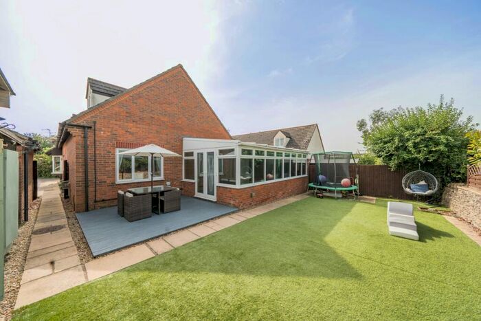 4 Bedroom Detached House For Sale In Wychwood Close, Carterton, Oxfordshire, OX18