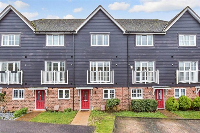 4 Bedroom Town House For Sale In Poynder Drive, Holborough Lakes, Kent, ME6