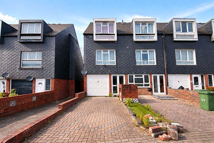 3 Bedroom Town House For Sale In Ludwick Mews, London, SE14