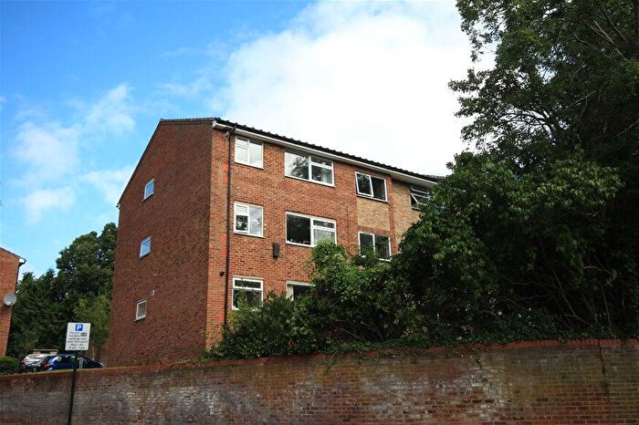 2 Bedroom Flat To Rent In Crabtree Lane, Harpenden, AL5