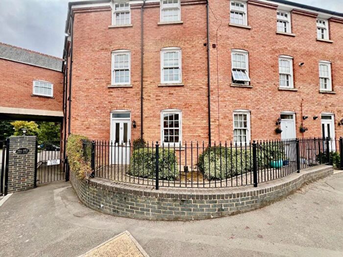 3 Bedroom Flat For Sale In Well Lane, Rothwell, Kettering, NN14
