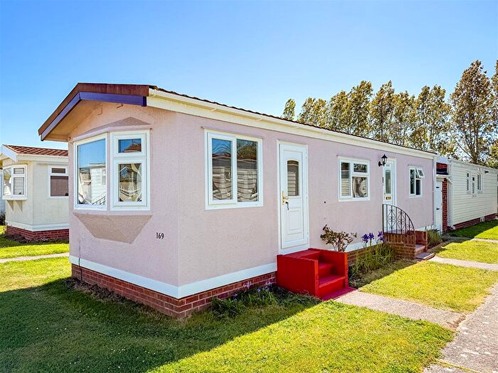 1 Bedroom Park Home For Sale In St. Osyth Road, Little Clacton, Clacton-On-Sea, CO16