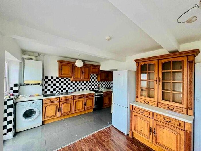 3 Bedroom Detached House To Rent In St. Pauls Avenue, Slough SL2