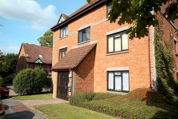 1 Bedroom Flat To Rent In Tintagel Way, Woking, GU22