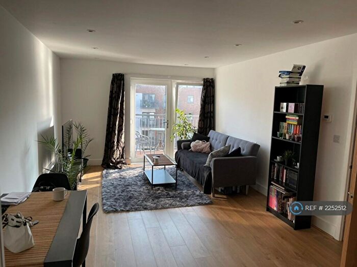 2 Bedroom Flat To Rent In Centenary Plaza, Southampton, SO19