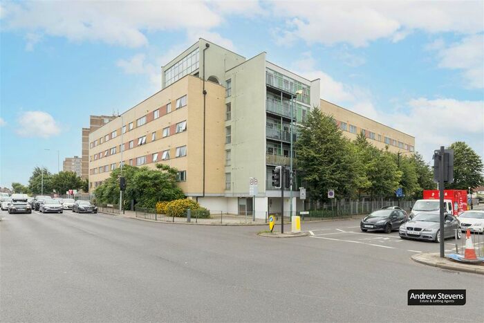 2 Bedroom Flat To Rent In Main Avenue, Enfield, EN1