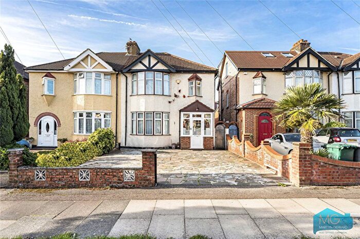 4 Bedroom Semi-Detached House For Sale In Devonshire Road, London, NW7