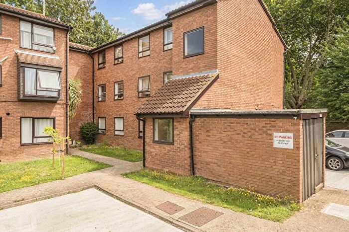 2 Bedroom Flat To Rent In Oliver Close, Chiswick, W4