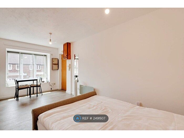 Studio To Rent In Brendon Close, Harlington, Hayes, UB3