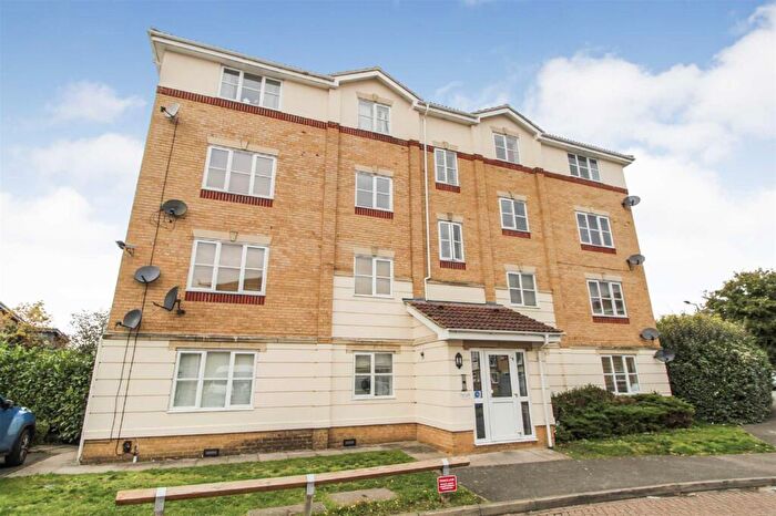 2 Bedroom Flat For Sale In Cobham Close, Cippenham, SL1