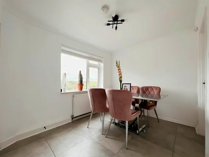 3 Bedroom Property To Rent In Oakfield Road, London, N14