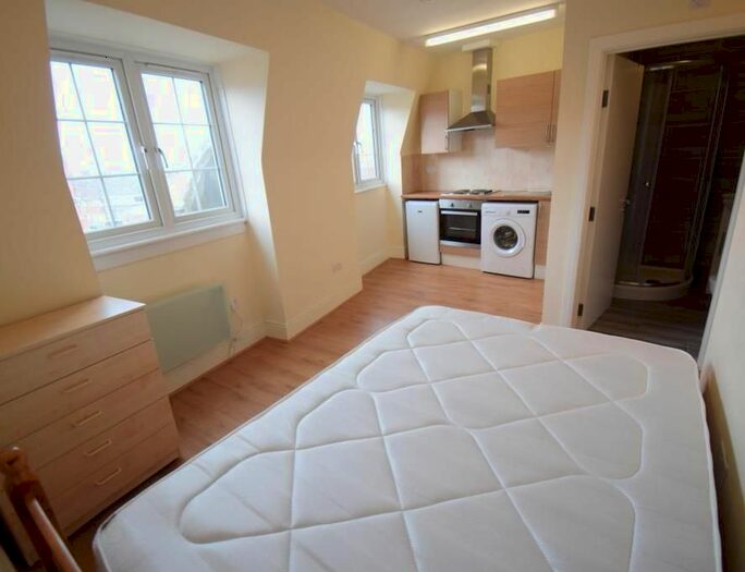 Studio To Rent In Finchley Road, Golders Green, London, NW11