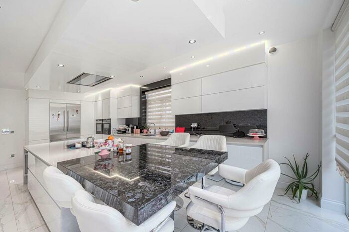 7 Bedroom Semi-Detached House To Rent In Woodstock Road, Golders Green, London, NW11