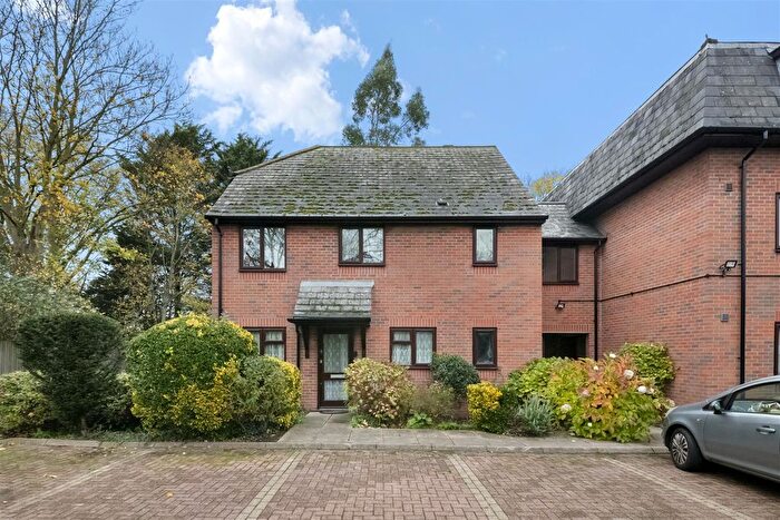 2 Bedroom Flat For Sale In Westcombe Lodge Drive, Hayes, UB4