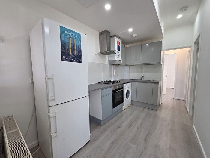 2 Bedroom Barn Conversion To Rent In Ilford, IG1