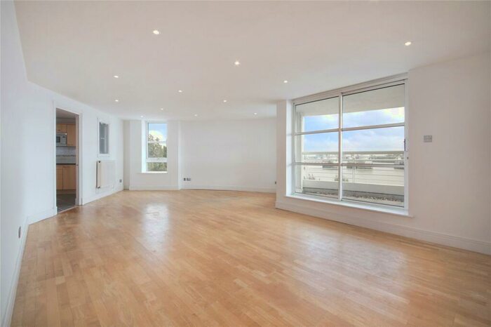 2 Bedroom Flat To Rent In Barrier Point Road, Silvertown, E16