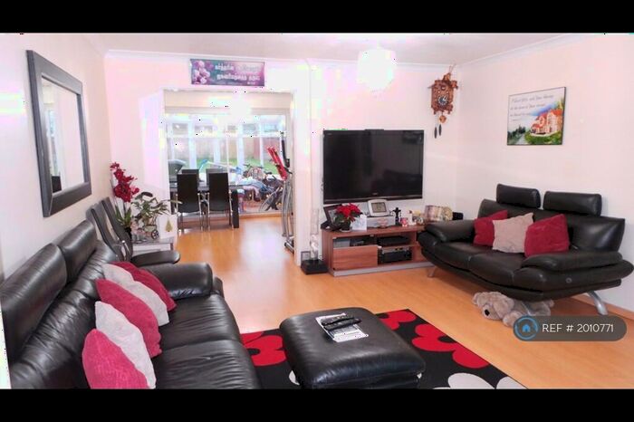6 Bedroom Semi-Detached House To Rent In Lind Close, Reading, RG6