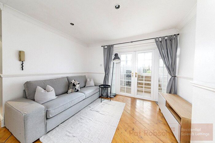 1 Bedroom Apartment For Sale In Eskdale Terrace (Basement Flat), Jesmond, Newcastle Upon Tyne, NE2