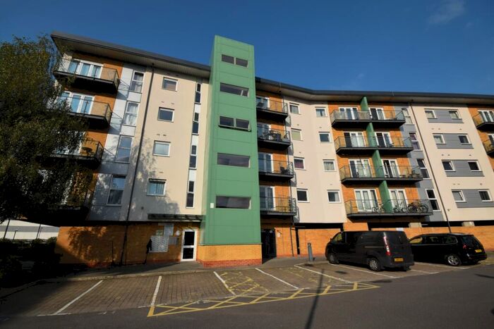 2 Bedroom Flat To Rent In Parkhouse Court, Hatfield, AL10