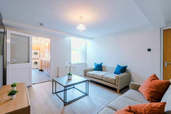 6 Bedroom Terraced House To Rent In Chillingham Road, Newcastle, NE6