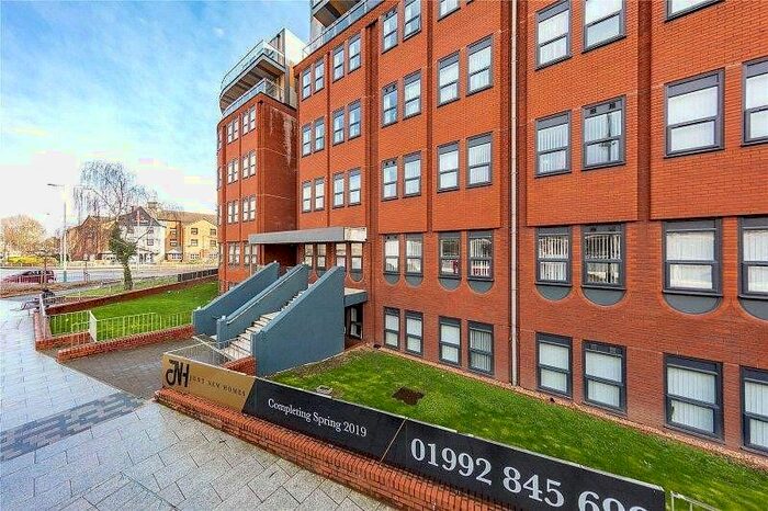 2 Bedroom Flat To Rent In Mercury Gardens, Romford, RM1