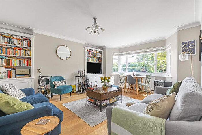 2 Bedroom Flat For Sale In Upper Richmond Road West, East Sheen, SW14