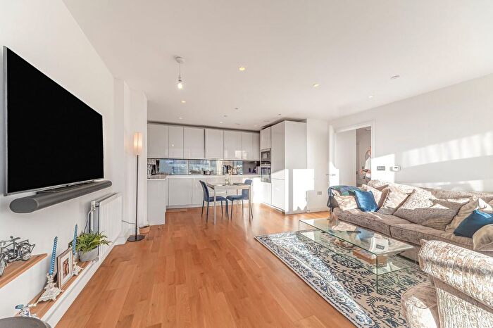 2 Bedroom Flat To Rent In Clapham Road, London, SW9