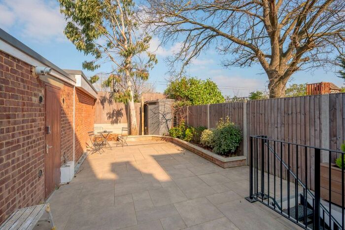 Studio To Rent In Oakley Avenue, Ealing, London, W5