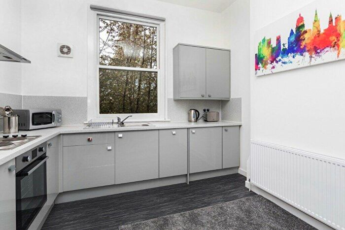2 Bedroom Flat To Rent In Waterloo Crescent, Nottingham, Nottinghamshire, NG7