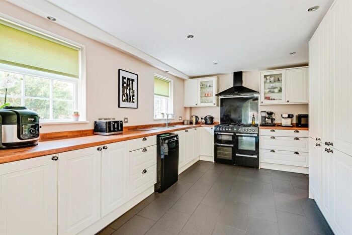 5 Bedroom Detached House For Sale In Chastleton Road, Swindon, SN25