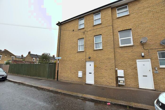 2 Bedroom Flat To Rent In Rutland Park, Catford, SE6