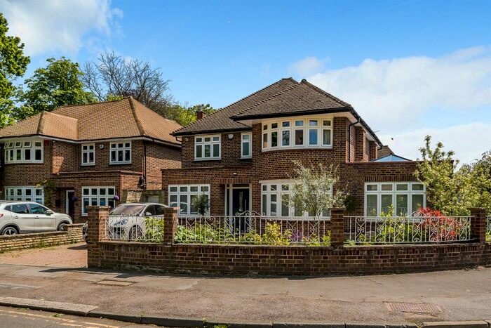 4 Bedroom Detached House For Sale In Village Road, Enfield, EN1