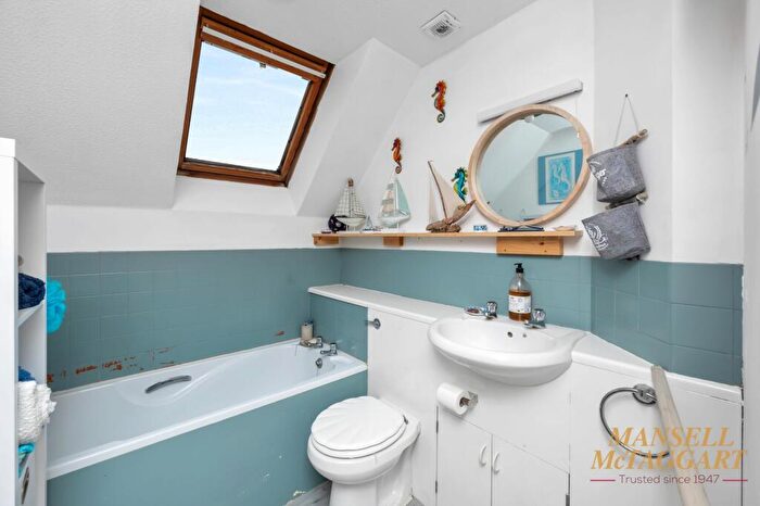 1 Bedroom Flat For Sale In Jengers Mead, Laura House Jengers Mead, RH14