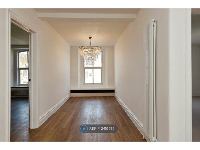 3 Bedroom Flat To Rent In The Avenue, Cirencester, GL7