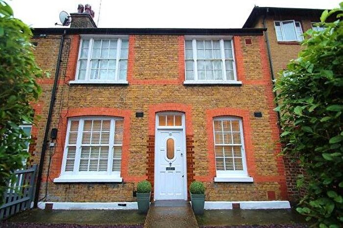 2 Bedroom Flat To Rent In Savona Street, London, SW8