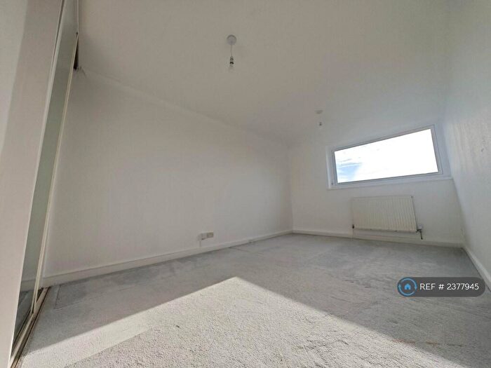 2 Bedroom Flat To Rent In Badminton, Kingston Upon Thames, KT2