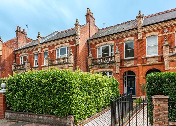 3 Bedroom Flat To Rent In The Crescent, London, SW13