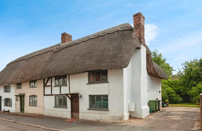 3 Bedroom End Of Terrace House For Sale In Winchester Street, Overton, Basingstoke, Hampshire, RG25