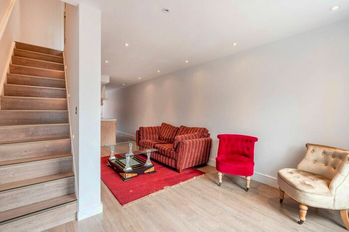 2 Bedroom End Of Terrace House To Rent In Robin Hood Way, Kingston Vale, London, SW15