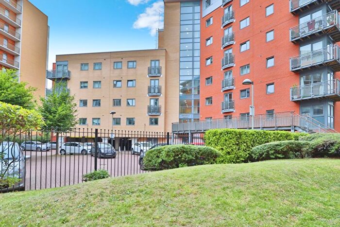 2 Bedroom Flat For Sale In City Walk, Leeds, West Yorkshire, LS11