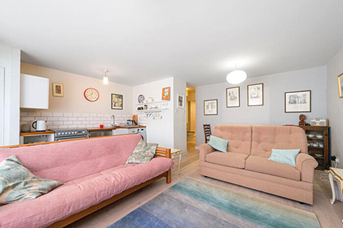 1 Bedroom Flat For Sale In Holly Bush Vale, Hampstead, London, NW3