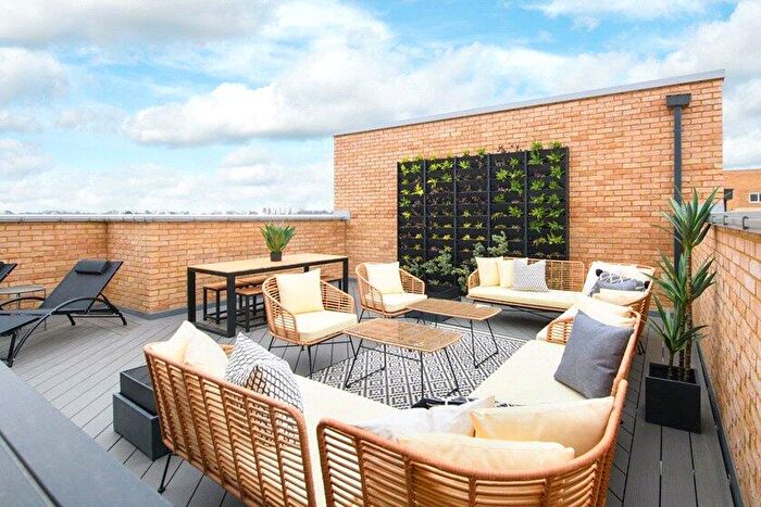 2 Bedroom Apartment For Sale In Franklin Gardens, Cambridge, CB3