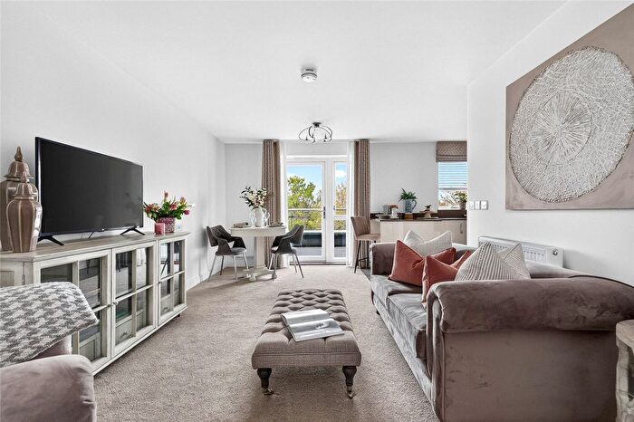 1 Bedroom Flat For Sale In Queens Road, Weybridge, Surrey, KT13