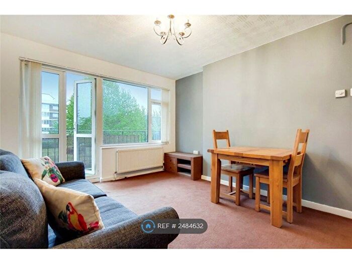2 Bedroom Flat To Rent In Hookham Court, London, SW8