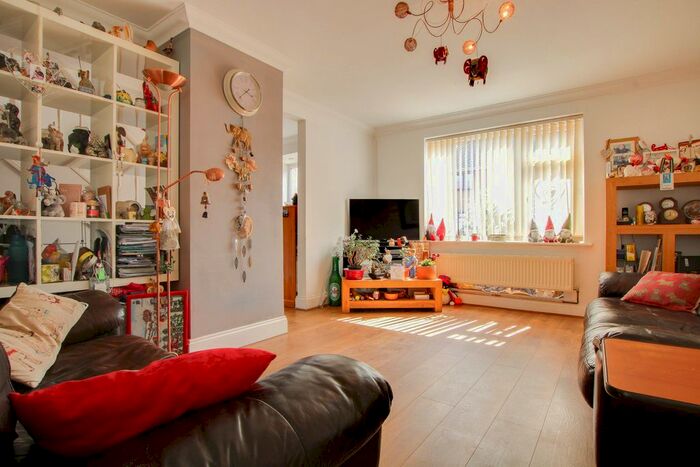 3 Bedroom End Of Terrace House For Sale In Long Lynderswood, Basildon, SS15
