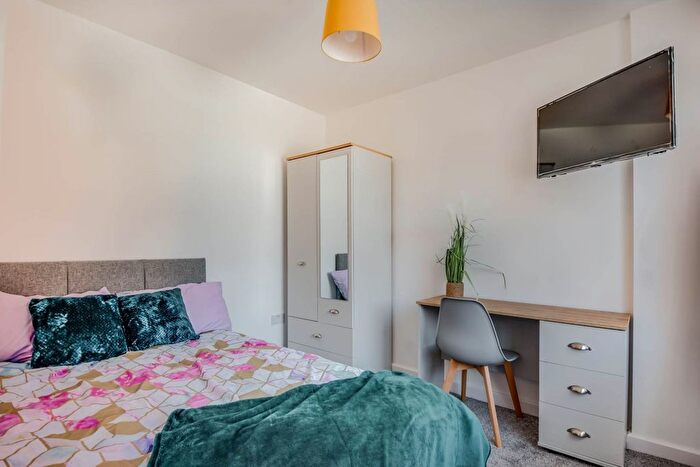 6 Bedroom Semi Detached House To Rent In Queens Drive, Guildford, GU2