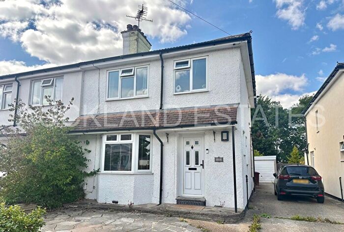 3 Bedroom Semi-Detached House To Rent In Cranborne Road, EN6